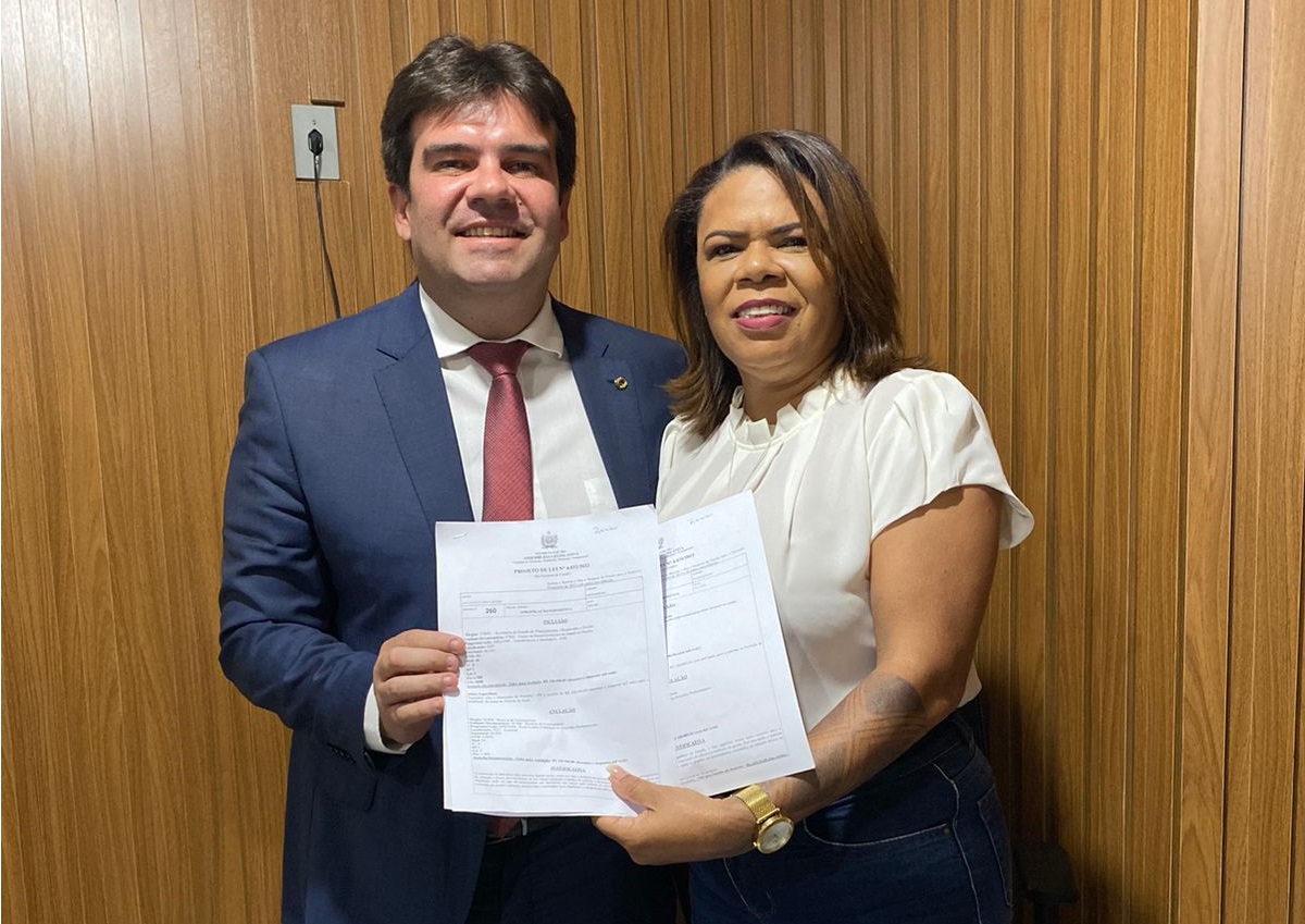 Ao Lado Da Prefeita Adelma Eduardo Carneiro Entrega Emendas Para