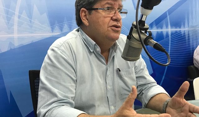 “Claro, irei para todos” confirma João Azevêdo sobre participação nos debates eleitorais, mesmo com curto espaço de campanha